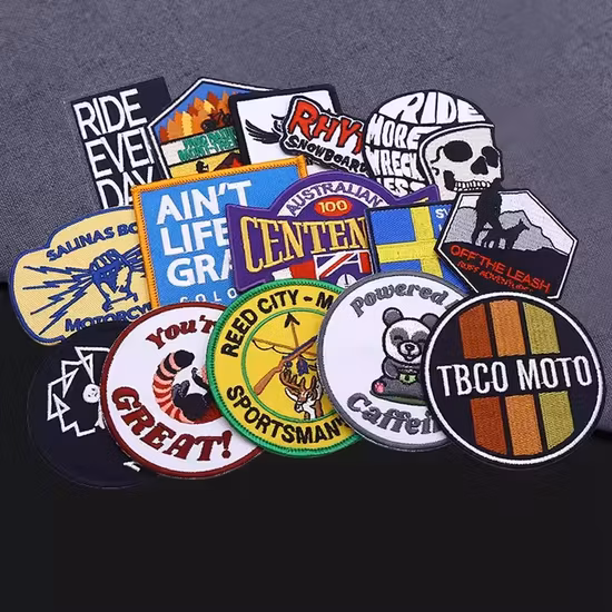 Atacado Letras Bordadas Tecidos de Seda e Bordados Acessórios para Vestuário Ferro Personalizado em Remendos Costurados em Chenille Etiqueta de Emblemas de Marca para Chapéus